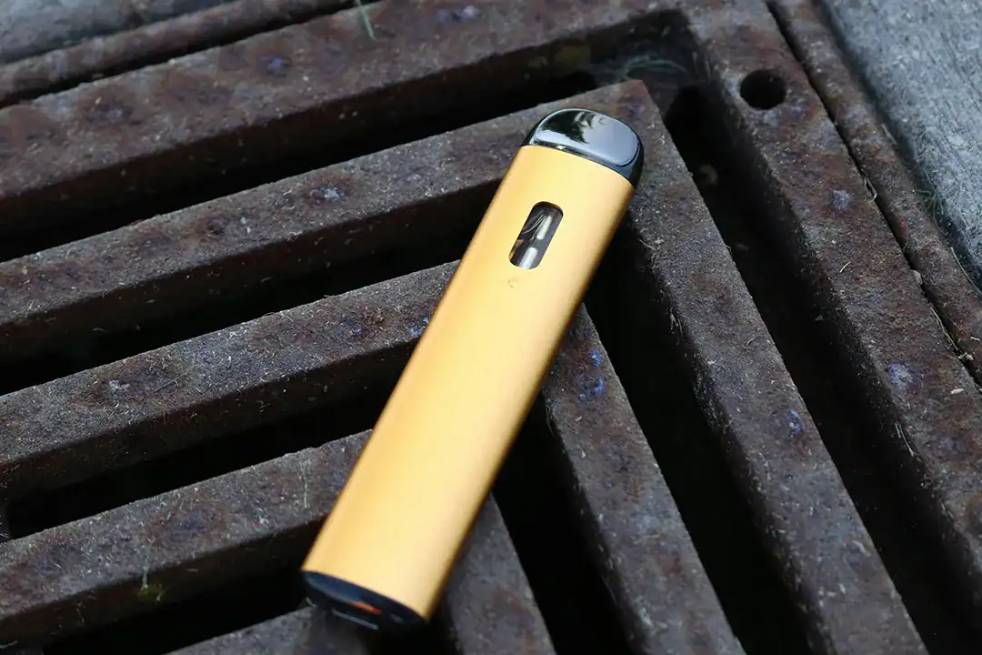 置於金屬格柵上的橘黃色電子煙裝置